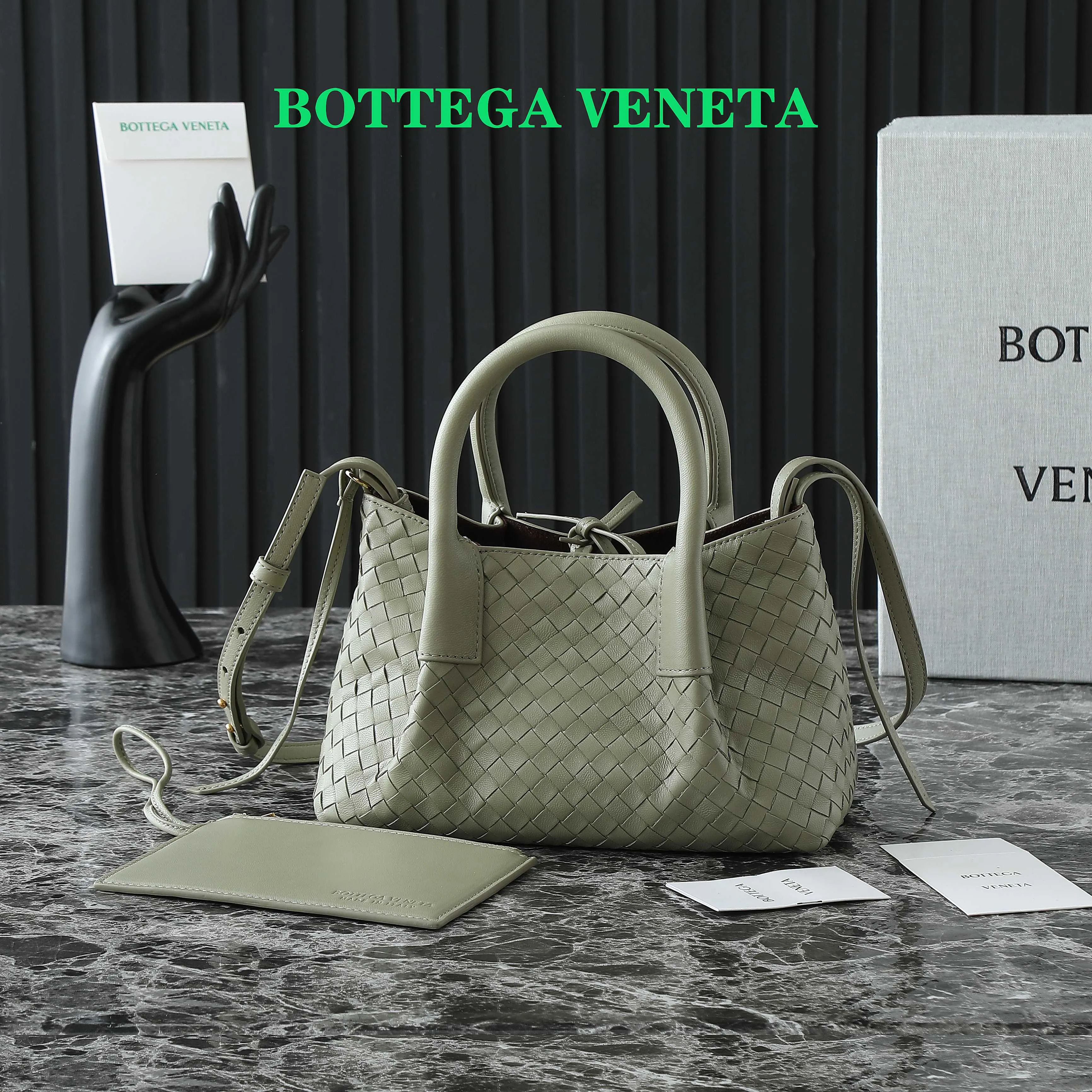 Batch 1660 BV25 spring and summer new product Mini pinacoteca two-tone surface. The weaving process is also super exquisite. Every texture is delicate and clear, and you can see the full ingenuity. 👜The bag uses 1 cm leather strips, which are purely hand-woven, highlighting the brand's craftsmanship. The inside is flipped to reveal a smooth suede lining that can be used on both sides, taking into account both fashion and practicality. 	 The small size can be worn on one shoulder or across the body, making it super versatile for daily commuting! 	 💕Fashionable ladies who like BV, come to me to get the same style~ ​Model number: 819004 ​Size: 24*15*12cm